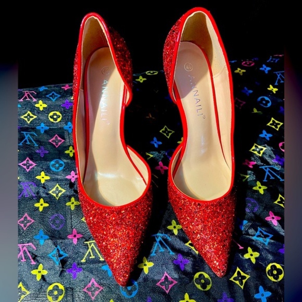 Women’s Fashion Closed Toe Pumps - Picture 1 of 5